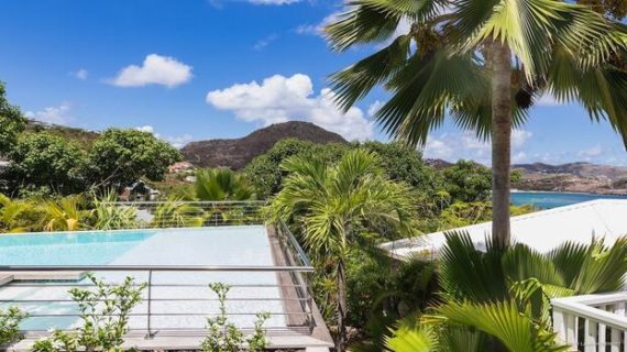 Fresh summer villa with superb views of the hills - St-Barts