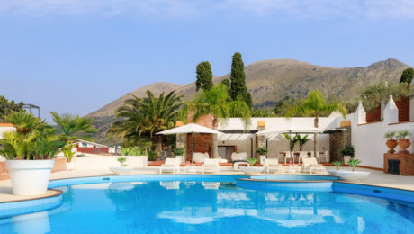EXTRAORDINARY VILLA ALONG A CLIFF EDGE