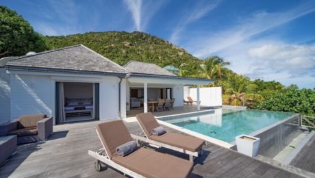 REFRESHING GRAND VILLA NEAR SHOPS AND BEACHES