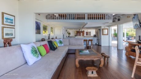 WARM AND CHARMING VILLA OVERLOOKING ANSE DES CAYES BEACH