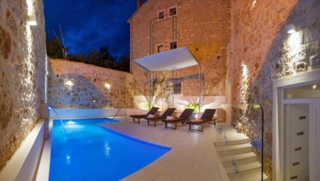 CHARMING ROCK VILLA WITH POOL AND JACUZZI
