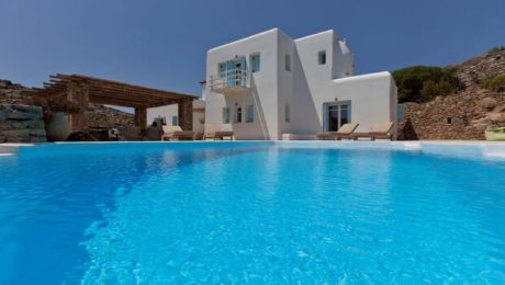 CHIC WHITE VILLA WITH STUNNING SCENERY