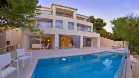FABOLOUS JEWEL VILLA WITH SPACIOUS TERRACES