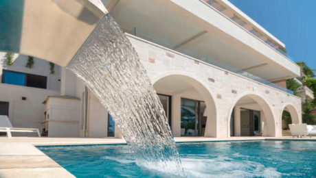 FIRST RATE VILLA WITH REMARKABLE FURNISHINGS
