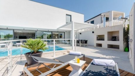 LUXURIOUS SOLID VILLA WITH UNIQUE INFINITY POOL