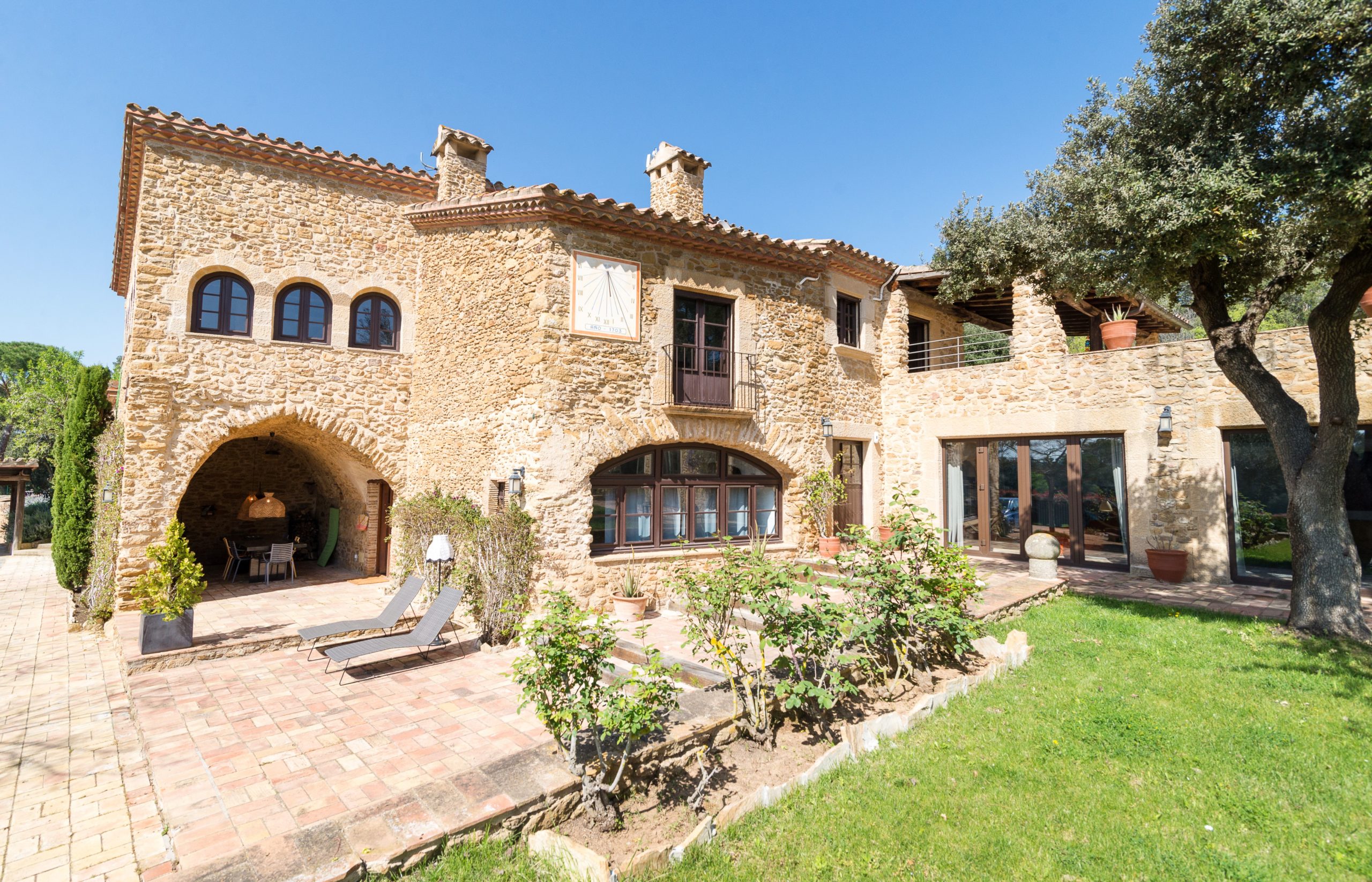 SPECTACULAR STONE VILLA WITH GARDEN AND PRIVATE POOL - smilinghouse.ch